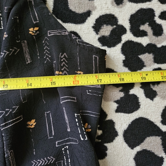 Bicé by Sag Harbor Petite Womens Vest Shirt Black Abstract Design Yellow Flowers - Picture 6 of 6